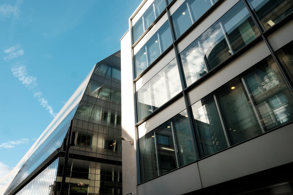 Immeuble commercial contemporain avec façade en verre